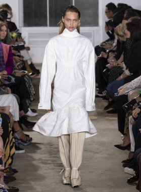 New York, Ny - 10 Eylül 2018: Sasha Pivovarova New York moda haftası sırasında Proenza Schouler bahar yaz 2019 defile pist yürür