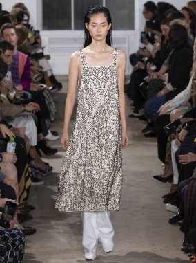 New York, Ny - 10 Eylül 2018: pist Proenza Schouler bahar yaz 2019 moda New York moda haftası sırasında göstermek Hyun Ji Shin yürür