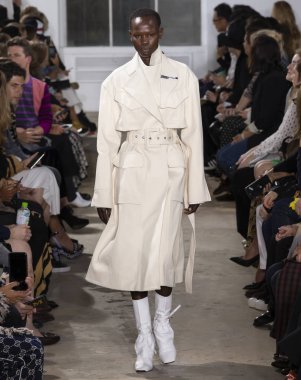 New York, Ny - 10 Eylül 2018: pist Proenza Schouler bahar yaz 2019 moda New York moda haftası sırasında göstermek mahsun Nyasiase yürür