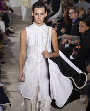 New York, Ny - 10 Eylül 2018: Amanda Murphy New York moda haftası sırasında Proenza Schouler bahar yaz 2019 defile pist yürür