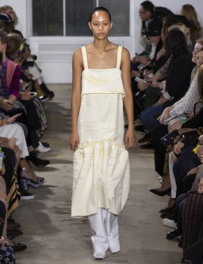 New York, Ny - 10 Eylül 2018: Selena Forrest New York moda haftası sırasında Proenza Schouler bahar yaz 2019 defile pist yürür