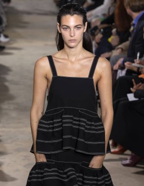 New York, Ny - 10 Eylül 2018: pist Proenza Schouler bahar yaz 2019 moda New York moda haftası sırasında göstermek Vittoria Ceretti yürür