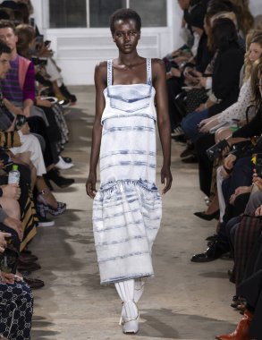 New York, Ny - 10 Eylül 2018: pist Proenza Schouler bahar yaz 2019 moda New York moda haftası sırasında göstermek Adut Akech yürür