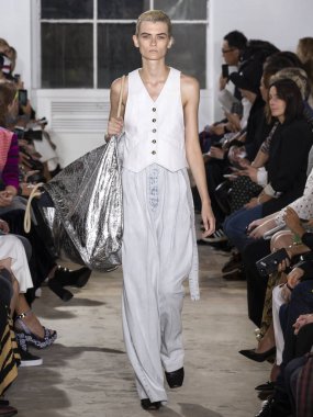 New York, Ny - 10 Eylül 2018: Lara Mullen New York moda haftası sırasında Proenza Schouler bahar yaz 2019 defile pist yürür