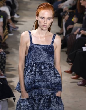 New York, Ny - 10 Eylül 2018: pist Proenza Schouler bahar yaz 2019 moda New York moda haftası sırasında göstermek Kiki Willems yürür