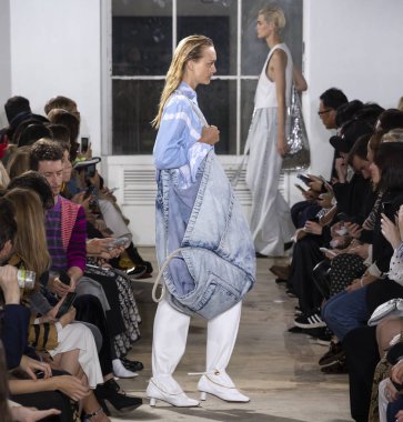 New York, Ny - 10 Eylül 2018: pist Proenza Schouler bahar yaz 2019 moda New York moda haftası sırasında göstermek Gemma Ward yürür