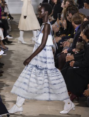 New York, Ny - 10 Eylül 2018: pist Proenza Schouler bahar yaz 2019 moda New York moda haftası sırasında göstermek Adut Akech yürür