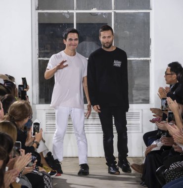 New York, Ny - 10 Eylül 2018: pist Proenza Schouler bahar yaz 2019 moda New York moda haftası sırasında göstermek tasarımcıları Lazaro Hernandez ve Jack Mccollough yürüyüş