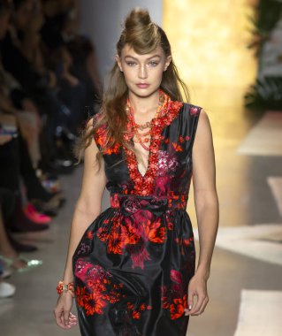 New York, Ny - 10 Eylül 2018: Anna Sui bahar yaz 2019 moda pist göster New York moda haftası sırasında Gigi Hadid yürür