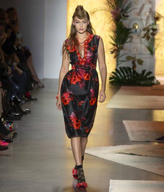 New York, Ny - 10 Eylül 2018: Anna Sui bahar yaz 2019 moda pist göster New York moda haftası sırasında Gigi Hadid yürür
