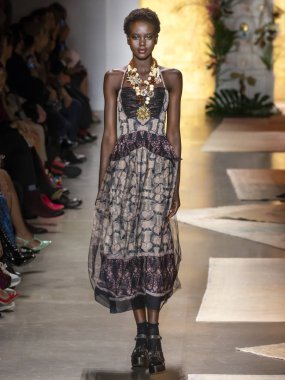 New York, Ny - 10 Eylül 2018: Anna Sui bahar yaz 2019 moda pist göster New York moda haftası sırasında Adut Akech yürür