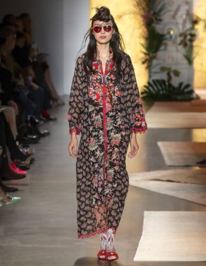 New York, Ny - 10 Eylül 2018: Anna Sui bahar yaz 2019 moda pist göster New York moda haftası sırasında Fei Fei güneş yürür
