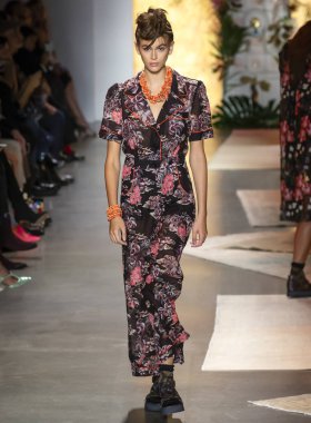 New York, Ny - 10 Eylül 2018: Anna Sui bahar yaz 2019 moda pist göster New York moda haftası sırasında Kaia Gerber yürür