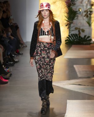 New York, Ny - 10 Eylül 2018: Anna Sui bahar yaz 2019 moda pist göster New York moda haftası sırasında Kiki Willems yürür