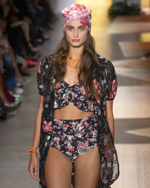 New York, Ny - 10 Eylül 2018: Taylor Hill New York moda haftası sırasında Anna Sui bahar yaz 2019 defile pist yürür