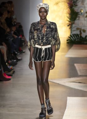 New York, Ny - 10 Eylül 2018: Anna Sui bahar yaz 2019 moda pist göster New York moda haftası sırasında Adut Akech yürür