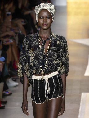 New York, Ny - 10 Eylül 2018: Anna Sui bahar yaz 2019 moda pist göster New York moda haftası sırasında Adut Akech yürür