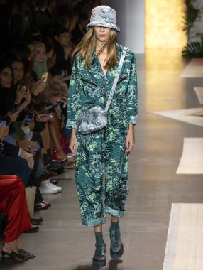 New York, Ny - 10 Eylül 2018: Anna Sui bahar yaz 2019 moda pist göster New York moda haftası sırasında Lexi Boling yürür