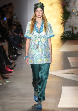 New York, Ny - 10 Eylül 2018: Rianne van Rompaey New York moda haftası sırasında Anna Sui bahar yaz 2019 defile pist yürür