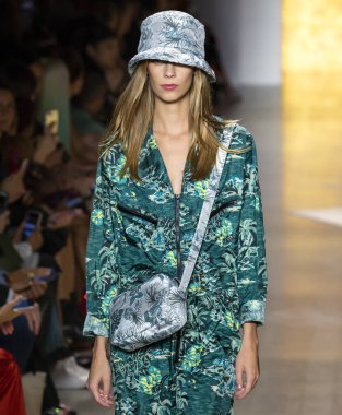 New York, Ny - 10 Eylül 2018: Anna Sui bahar yaz 2019 moda pist göster New York moda haftası sırasında Lexi Boling yürür