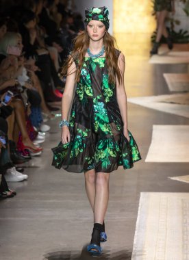 New York, Ny - 10 Eylül 2018: Sara Grace Wallerstedt New York moda haftası sırasında Anna Sui bahar yaz 2019 defile pist yürür