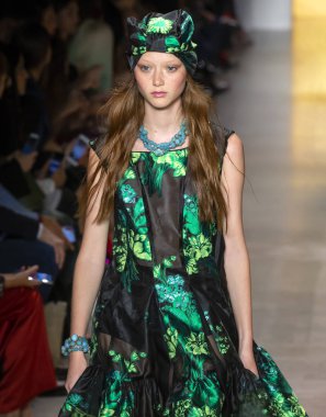 New York, Ny - 10 Eylül 2018: Sara Grace Wallerstedt New York moda haftası sırasında Anna Sui bahar yaz 2019 defile pist yürür
