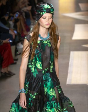 New York, Ny - 10 Eylül 2018: Sara Grace Wallerstedt New York moda haftası sırasında Anna Sui bahar yaz 2019 defile pist yürür