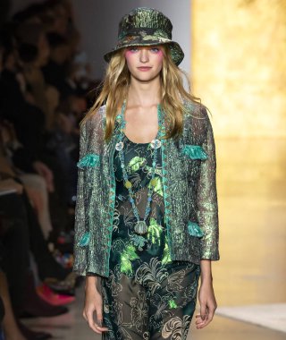 New York, Ny - 10 Eylül 2018: Anna Sui bahar yaz 2019 moda pist göster New York moda haftası sırasında Willow el yürür
