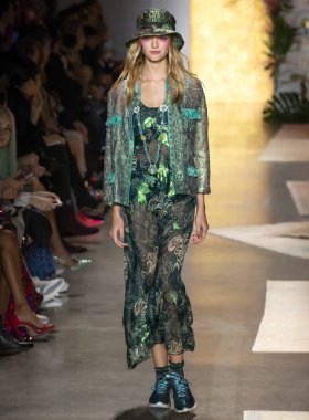 New York, Ny - 10 Eylül 2018: Anna Sui bahar yaz 2019 moda pist göster New York moda haftası sırasında Willow el yürür