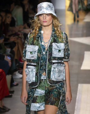 New York, Ny - 10 Eylül 2018: Anna Sui bahar yaz 2019 moda pist göster New York moda haftası sırasında Hanne Gaby Odiele yürür