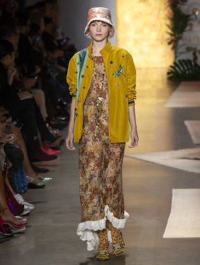 New York, Ny - 10 Eylül 2018: Anna Sui bahar yaz 2019 moda pist göster New York moda haftası sırasında Lucan Gillespie yürür