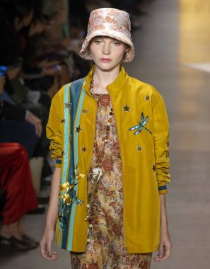 New York, Ny - 10 Eylül 2018: Anna Sui bahar yaz 2019 moda pist göster New York moda haftası sırasında Lucan Gillespie yürür