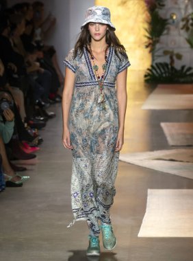 New York, Ny - 10 Eylül 2018: Anna Sui bahar yaz 2019 moda pist göster New York moda haftası sırasında Vittoria Ceretti yürür