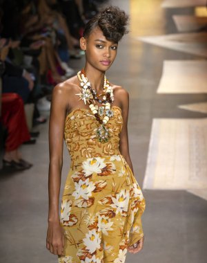 New York, Ny - 10 Eylül 2018: Anna Sui bahar yaz 2019 moda pist göster New York moda haftası sırasında Blesnya Minher yürür