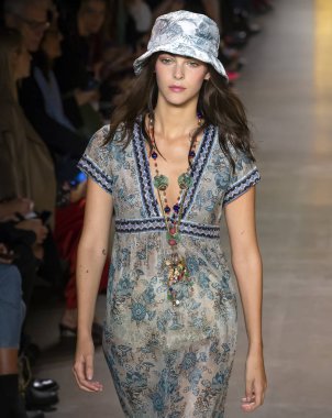 New York, Ny - 10 Eylül 2018: Anna Sui bahar yaz 2019 moda pist göster New York moda haftası sırasında Vittoria Ceretti yürür