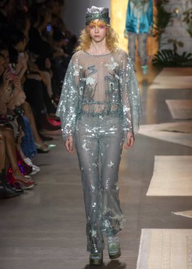 New York, Ny - 10 Eylül 2018: Lily Nova New York moda haftası sırasında Anna Sui bahar yaz 2019 defile pist yürür