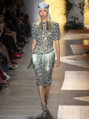 New York, Ny - 10 Eylül 2018: Anna Sui bahar yaz 2019 moda pist New York moda haftası sırasında göstermek kadar Joo Park yürüyüşler