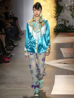 New York, Ny - 10 Eylül 2018: Anna Sui bahar yaz 2019 moda pist göster New York moda haftası sırasında Yoon genç Bae yürür