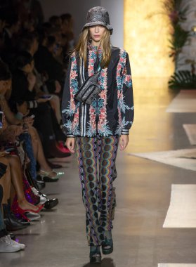New York, Ny - 10 Eylül 2018: Anna Sui bahar yaz 2019 moda pist göster New York moda haftası sırasında Lexi Boling yürür