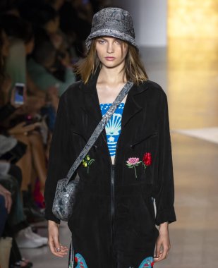 New York, Ny - 10 Eylül 2018: Anna Sui bahar yaz 2019 moda pist göster New York moda haftası sırasında Fran Summers yürür