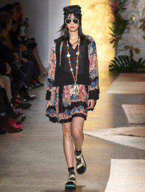 New York, Ny - 10 Eylül 2018: Anna Sui bahar yaz 2019 moda pist göster New York moda haftası sırasında Xiao Wen Ju yürür