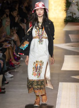 New York, Ny - 10 Eylül 2018: Anna Sui bahar yaz 2019 moda pist göster New York moda haftası sırasında Fei Fei güneş yürür