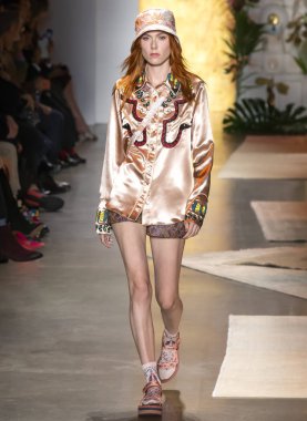 New York, Ny - 10 Eylül 2018: Anna Sui bahar yaz 2019 moda pist göster New York moda haftası sırasında Kiki Willems yürür