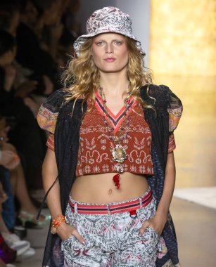 New York, Ny - 10 Eylül 2018: Anna Sui bahar yaz 2019 moda pist göster New York moda haftası sırasında Hanne Gaby Odiele yürür