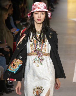 New York, Ny - 10 Eylül 2018: Anna Sui bahar yaz 2019 moda pist göster New York moda haftası sırasında Fei Fei güneş yürür