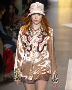 New York, Ny - 10 Eylül 2018: Anna Sui bahar yaz 2019 moda pist göster New York moda haftası sırasında Kiki Willems yürür