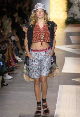 New York, Ny - 10 Eylül 2018: Anna Sui bahar yaz 2019 moda pist göster New York moda haftası sırasında Hanne Gaby Odiele yürür
