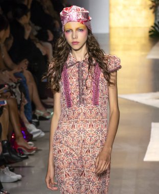 New York, Ny - 10 Eylül 2018: Anna Sui bahar yaz 2019 moda pist göster New York moda haftası sırasında Lea Julian yürür