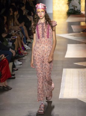 New York, Ny - 10 Eylül 2018: Anna Sui bahar yaz 2019 moda pist göster New York moda haftası sırasında Lea Julian yürür