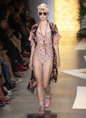 New York, Ny - 10 Eylül 2018: Anna Sui bahar yaz 2019 moda pist göster New York moda haftası sırasında Lucan Gillespie yürür